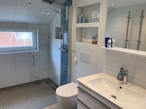 Shower, hair dryer, towels - Renovated vacation home "Alter Schwede" in Scandinavian style / North Sea (Kaiser-Wilhelm-Koog)