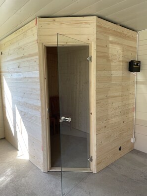 Ein Zimmer mit Holzvertäfelung, einer Glastür und einer Steckdose an der Wand.