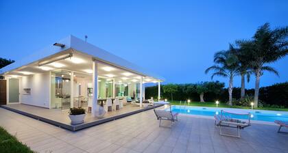 Schöne Villa im modernen Stil, mit Swimmingpool, ausgestattetem Solarium, Garten