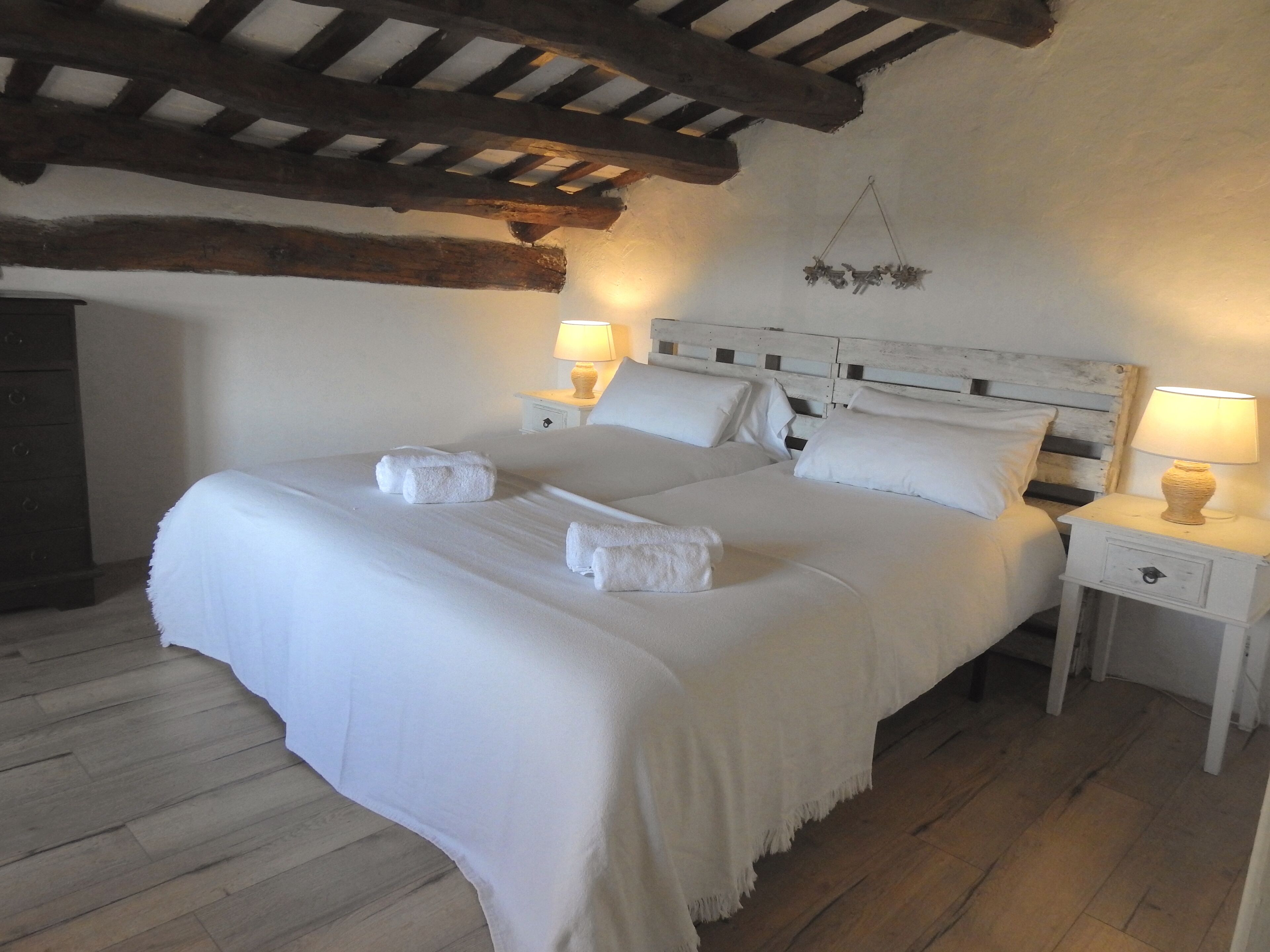 8 chambres, fer et planche à repasser, lit parapluie, Wi-Fi gratuit