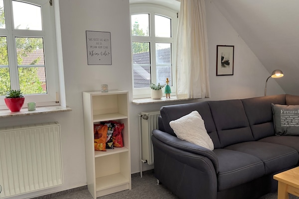 Das Wohnzimmer ist schön hell und bietet viel Platz