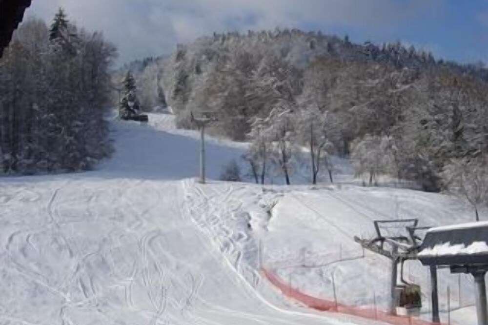 Studio Apartment With Balcony Overlooking The Telecabine, Ski back 2 the complex
