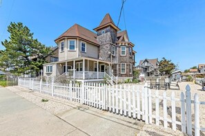 Exterior - *3rd to Beach*Beautiful*Clean*Victorian, *Across VETERANS Prk*Beach Haven (beach haven)