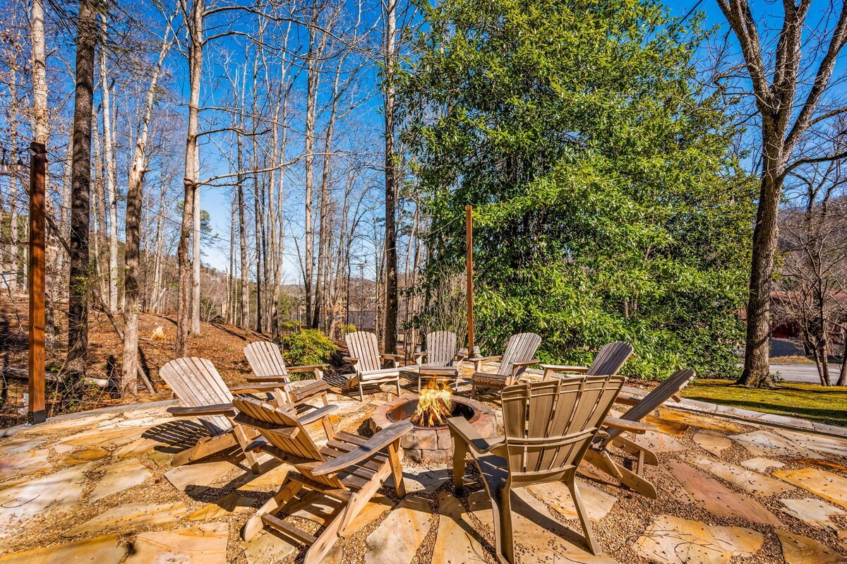Photo 92 of Homespun Hospitality, Pet-Friendly, Fenced in Backyard, Walk to Downtown