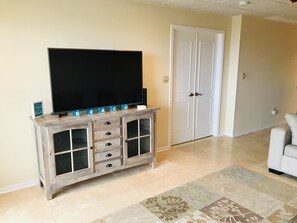 Flat-screen TV, fireplace, table tennis