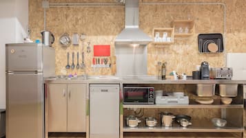 Loft, Terraza (XXL) | Cocina privada | Refrigerador con congelador, microondas y cafetera y tetera