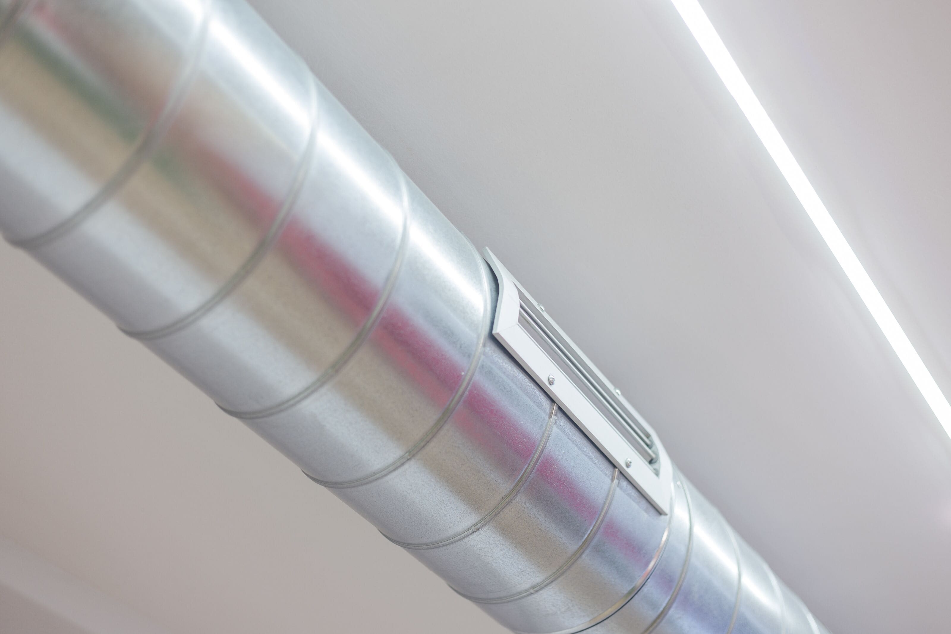 Conductos metálicos con una abertura rectangular, probablemente para ventilación o aire acondicionado.