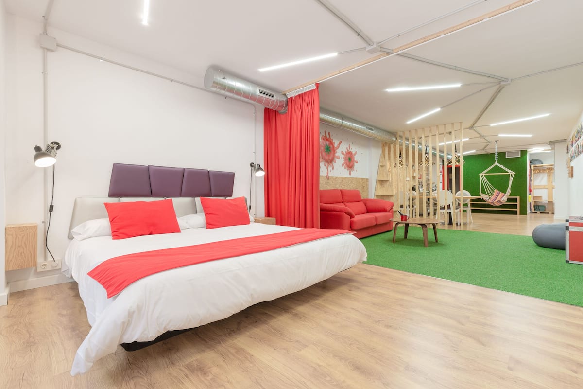 Loft | 1 slaapkamer, een bureau, verduisterende gordijnen, geluiddichte muren