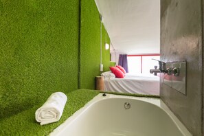 Loft, Terrace (Penthouse) | Deep soaking bathtub - Tomate Rooms (Alicante)