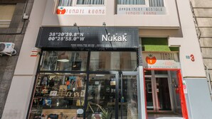 A building with a sign for "Tomate Rooms" and "Apartment Rentals." - Tomate Rooms (Alicante)