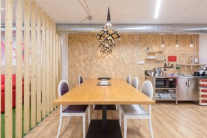 1 habitación, escritorio, cortinas blackout y sistema de insonorización 