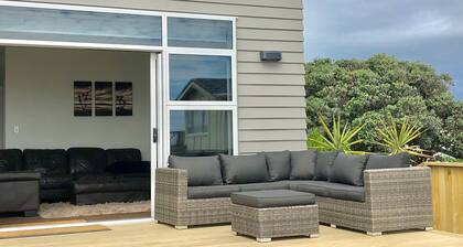 Upouusi 3 makuuhuoneen Beachfront Getaway. Kävele vain tien toisella puolella rannalle ##