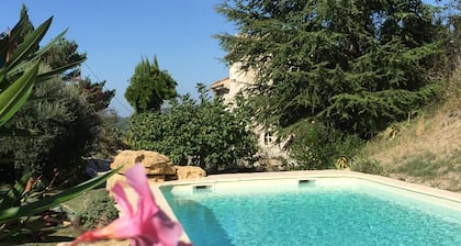 Loft en la encantadora casa de campo al pie del Mont Ventoux, con piscina privada