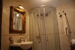 Douche, sèche-cheveux, serviettes fournies, savon
