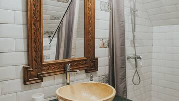 Basic Triple Room, Garden View | Bathroom | Shower, free toiletries, hair dryer, towels