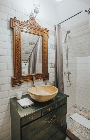 Eenvoudige driepersoonskamer, uitzicht op tuin | Badkamer | Een douche, gratis toiletartikelen, een haardroger, handdoeken
