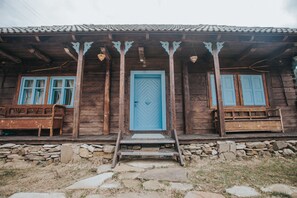 Basic Bungalow, Multiple Beds | Courtyard view