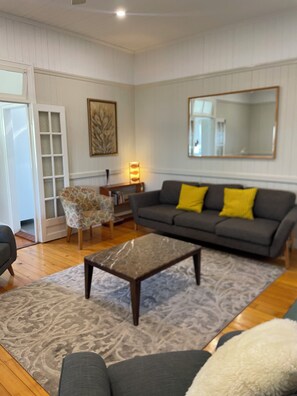 Smart TV, DVD player, toys, stereo - Lone Pine Lodge - great for business, family, pets (Enoggera)