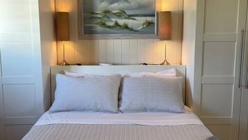 3 Schlafzimmer, Schreibtisch, Bügeleisen/Bügelbrett, Reisekinderbett