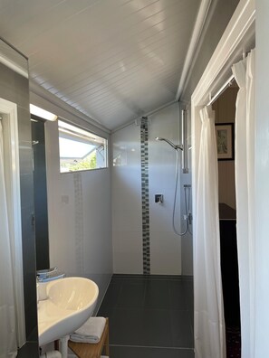 Ensemble douche/baignoire, sèche-cheveux, serviettes fournies, savon