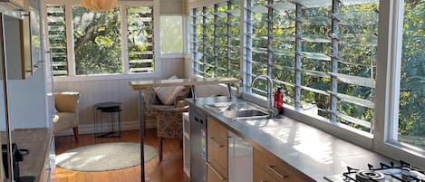 Réfrigérateur, four à micro-ondes, un four, surface de cuisson