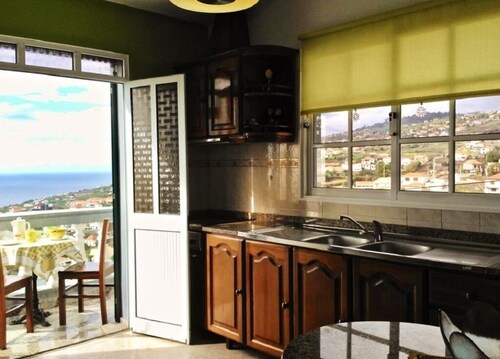 Menezes House with view, Sunrise & Sunsets !...