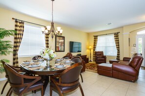 Dining - Luxury 5 Star Vacation Villa - Frozen Themed Room (Kississmmee)