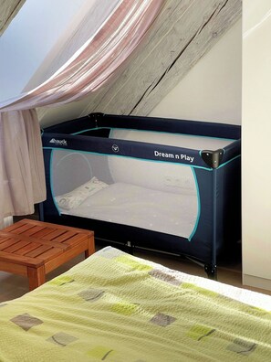 4 Schlafzimmer, Schreibtisch, Bügeleisen/Bügelbrett, Reisekinderbett