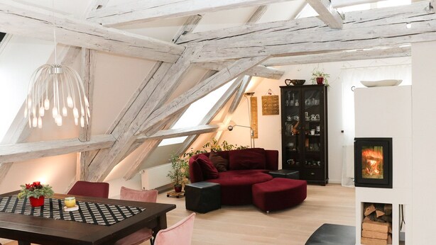 Ein gemütlicher Lofts-Wohnraum mit Essbereich, Kamin und dekorativen Accessoires.