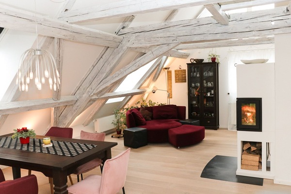 Eine luxuriöse, helle, sehr gut eingerichtete, auch im Sommer kühle Dachwohnung