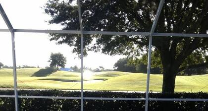 Hermosa villa con piscina en calle