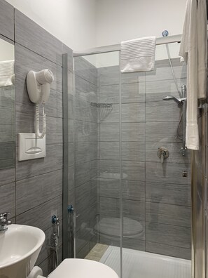 Douche, douche à « effet pluie », sèche-cheveux, serviettes fournies