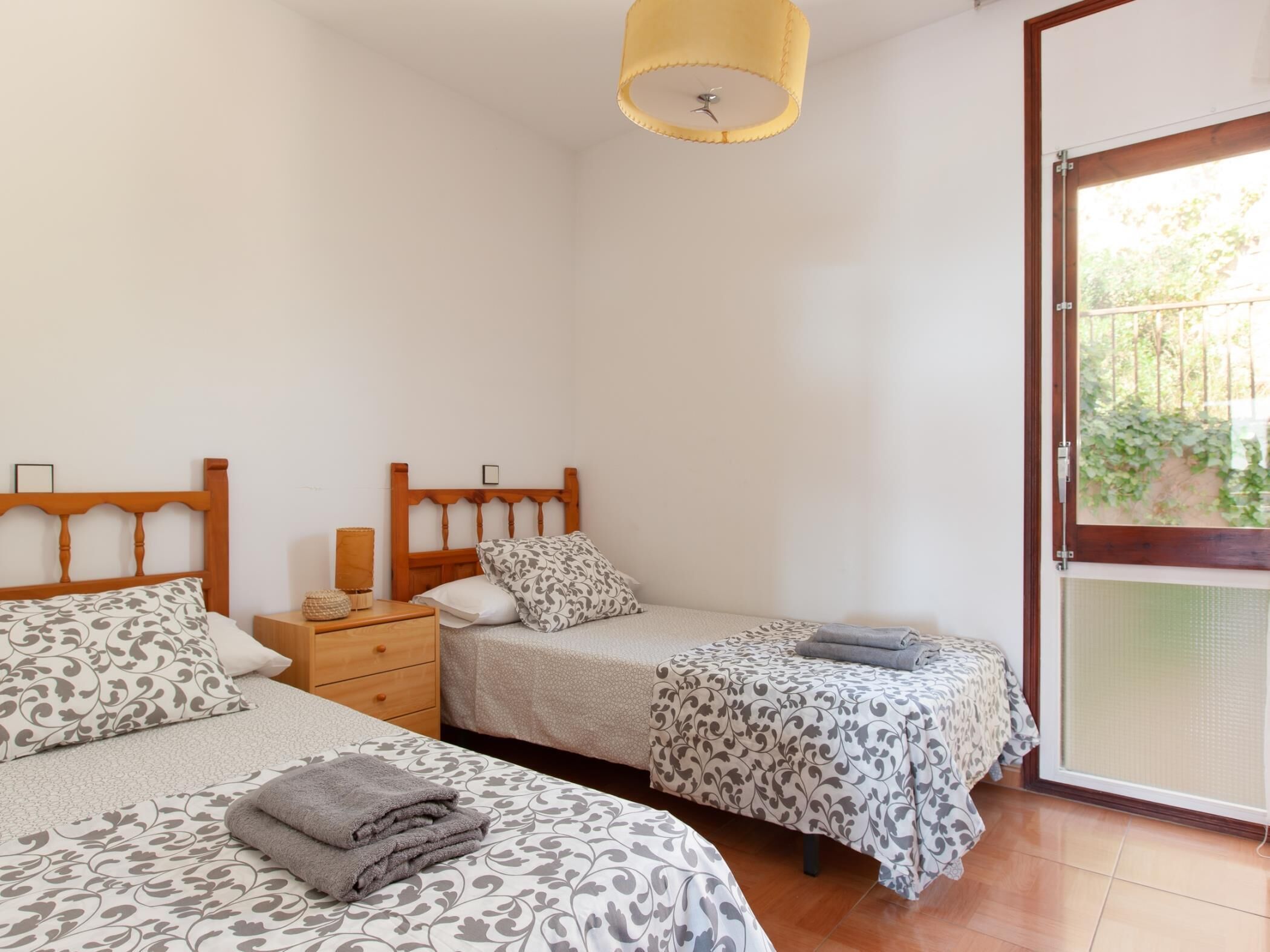 3 bedrooms, iron/ironing board, free internet, bed sheets
