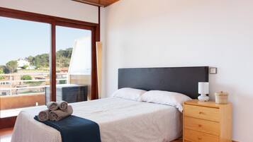 3 bedrooms, iron/ironing board, free Internet, bed sheets