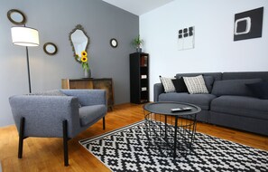 TV - Beach Centar Large Stylish Apartment with Terrace (Split)