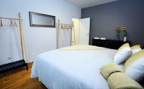 2 多间卧室、熨斗/熨衣板、上网接入、床单