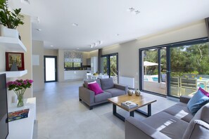 Télévision, jeux vidéo, lecteur de DVD, livres