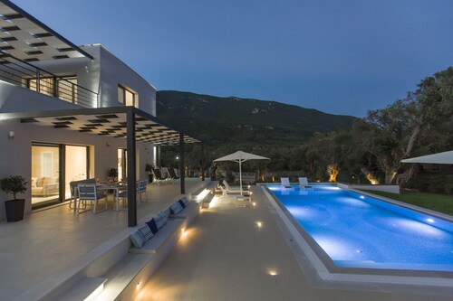 Acaste, Modern Private Villa With Swimming Pool