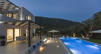 Acaste, Modern Private Villa With Swimming Pool