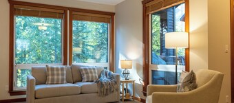 Mountain Side Ski-in Cabin w/ Private Hot Tub - 5 Min. Walk to Chairlift