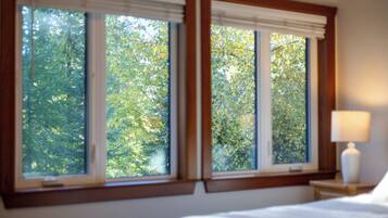 3 bedrooms, desk, iron/ironing board, WiFi (free)