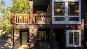 Een meerlaags huis met een balkon, een voordeur en een grindpad.