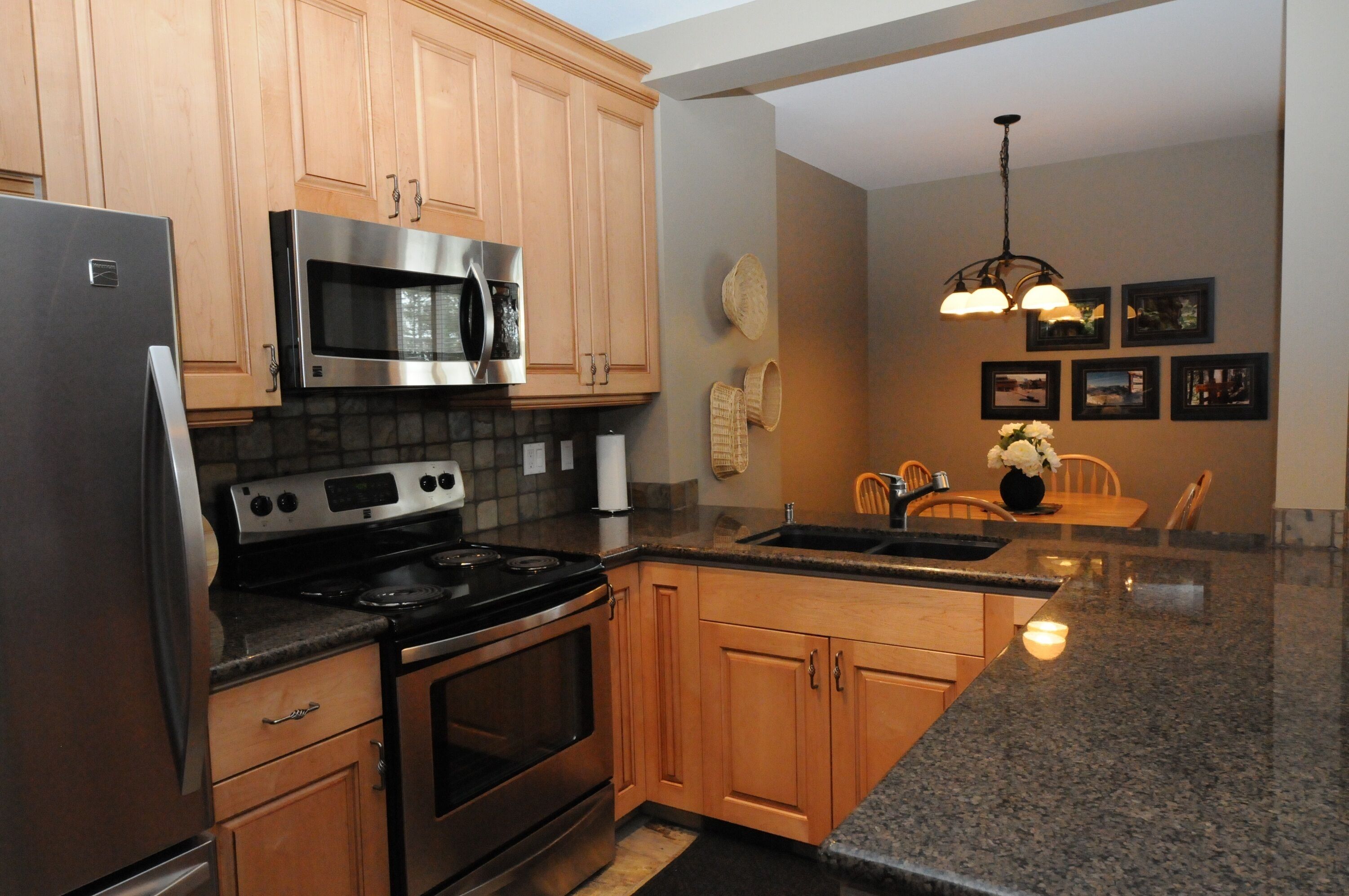 Mountain Side Ski-in Cabin w/ Private Hot Tub - 5 Min. Walk to Chairlift