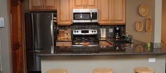 Mountain Side Ski-in Cabin w/ Private Hot Tub - 5 Min. Walk to Chairlift