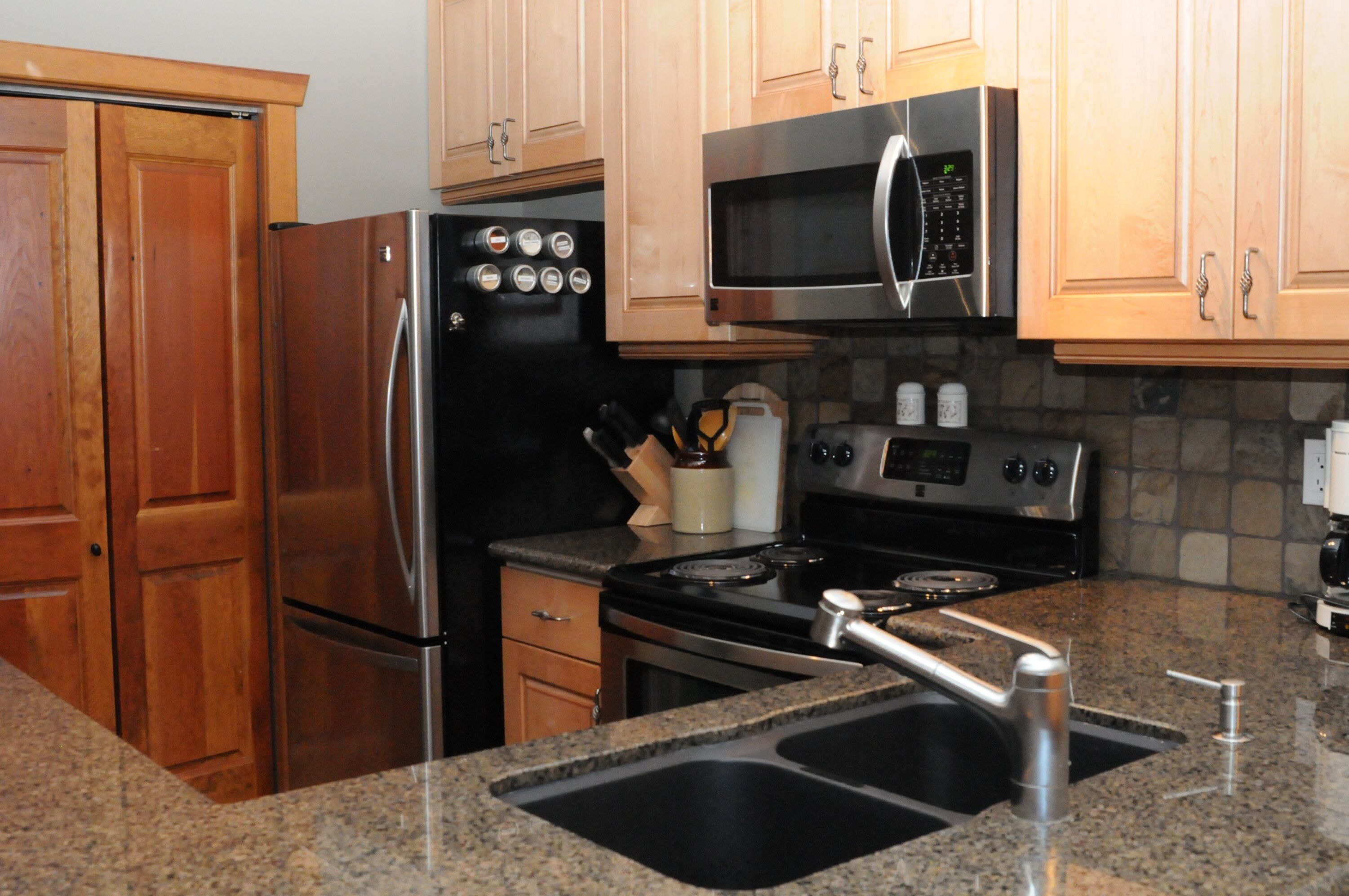 Mountain Side Ski-in Cabin w/ Private Hot Tub - 5 Min. Walk to Chairlift