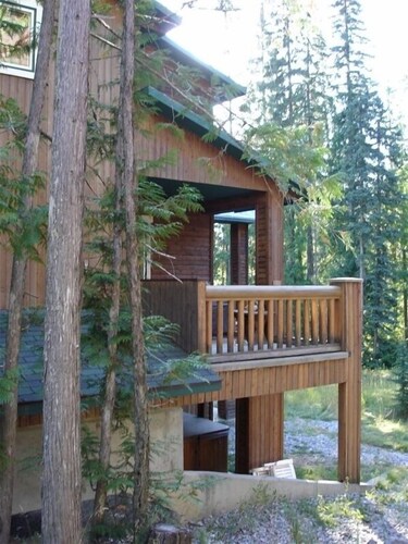 Mountain Side Ski-in Cabin w/ Private Hot Tub - 5 Min. Walk to Chairlift