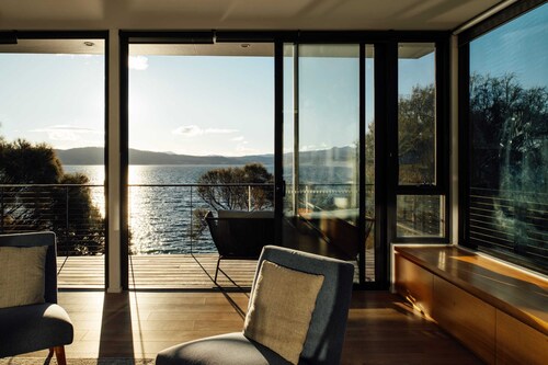 Blessington Beachside Retreat sleep 6 water views.