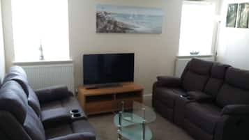 Apartment, 2 Bedrooms | Living room | Smart TV
