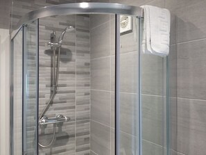Apartamento, 2 quartos | Chuveiro