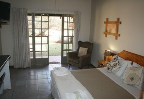 Habitación doble Deluxe (10) | Caja de seguridad en la habitación y decoración personalizada